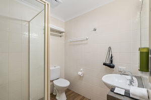 Caboolture Central Motor Inn - Family Studio 4